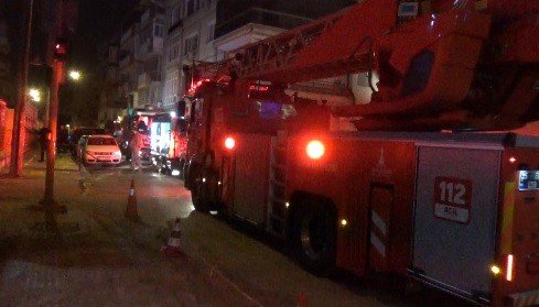 İ̇zmir’de İlkokulda Yangın Büyümeden Söndürüldü