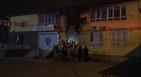 İ̇zmir’de İlkokulda Yangın Büyümeden Söndürüldü
