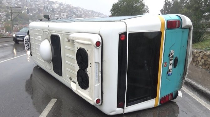 İ̇zmir’de Yolcu Minibüsü Devrildi