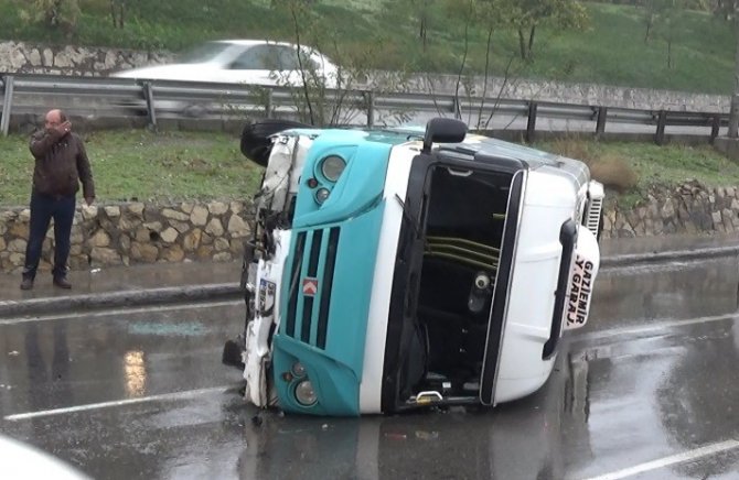 İ̇zmir’de Yolcu Minibüsü Devrildi