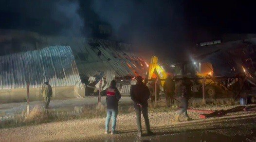 İ̇zmir’de Mobilya Atölyesinde Korkutan Yangın
