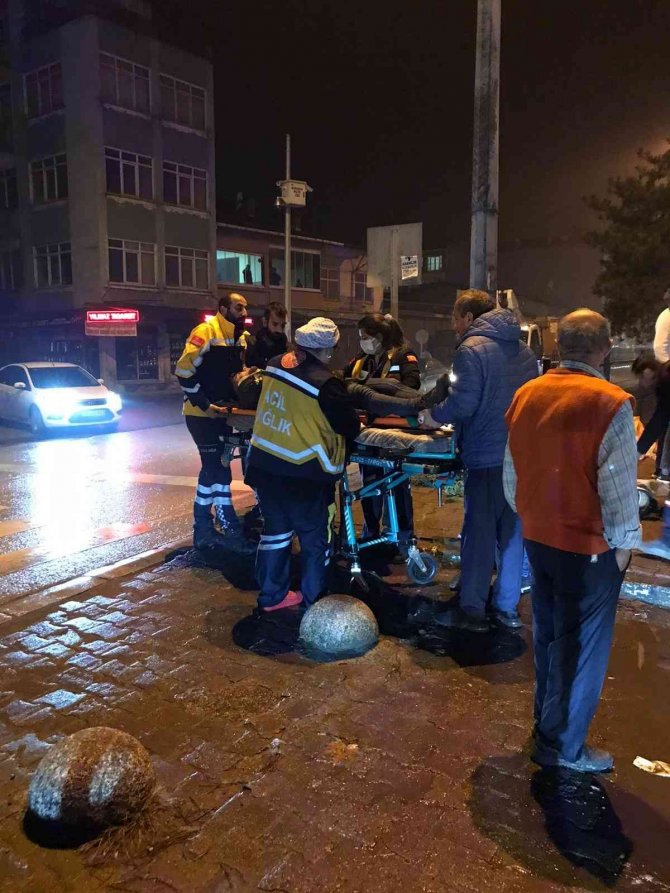 Motosiklet Yayaya Çarptı: 2 Yaralı
