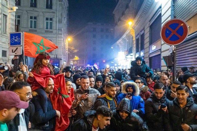 Paris’te Fas’ın Galibiyetini Kutlayan Taraftarlara Polisten Müdahale