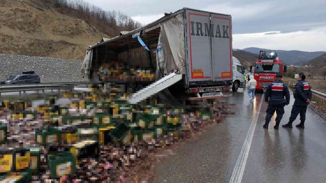 Kazada Yola Saçılan Bira Şişeleri Karayolunu Araç Trafiğine Kapattı