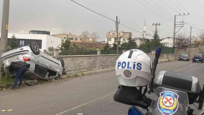 Kontrolden Çıkan Otomobil Takla Attı