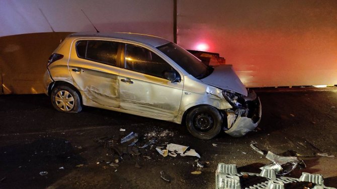 Kaza Yaptığı Hacizli Otomobili Bırakıp Kaçtı