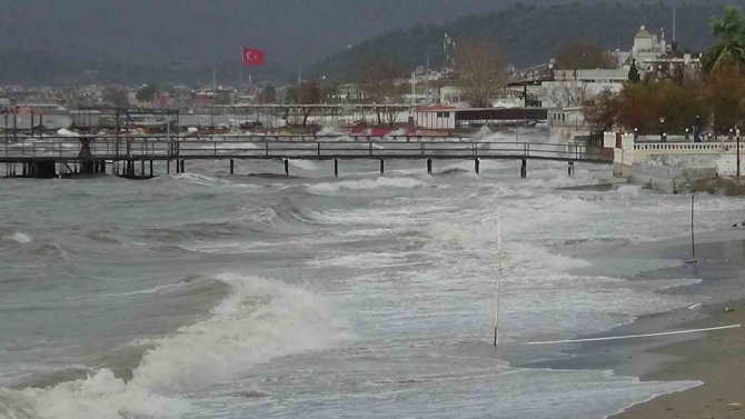 Kuzey Ege’de Fırtına Hayatı Olumsuz Etkiliyor
