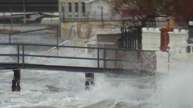 Kuzey Ege’de Fırtına Hayatı Olumsuz Etkiliyor