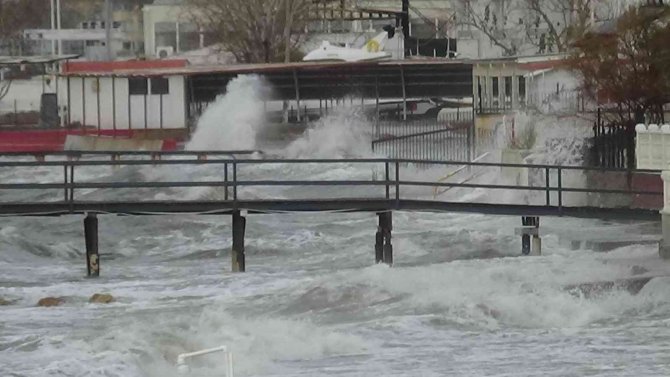 Kuzey Ege’de Fırtına Hayatı Olumsuz Etkiliyor