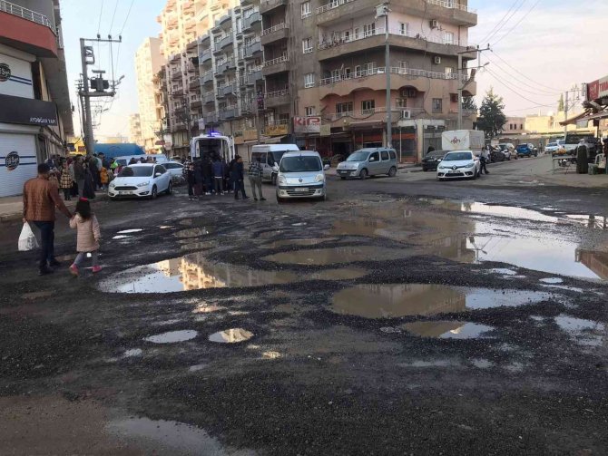 İ̇ş Yerinin Duvarı İle Araç Arasında Sıkışan Şahıs Yaralandı