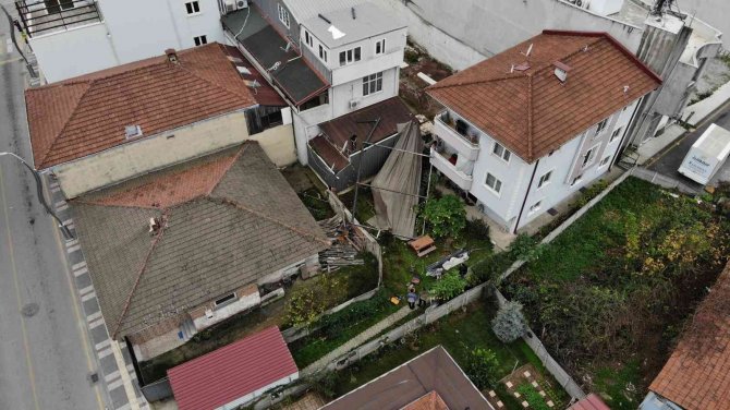 Etkili Olan Lodos, Binanın Tentesini Uçurdu