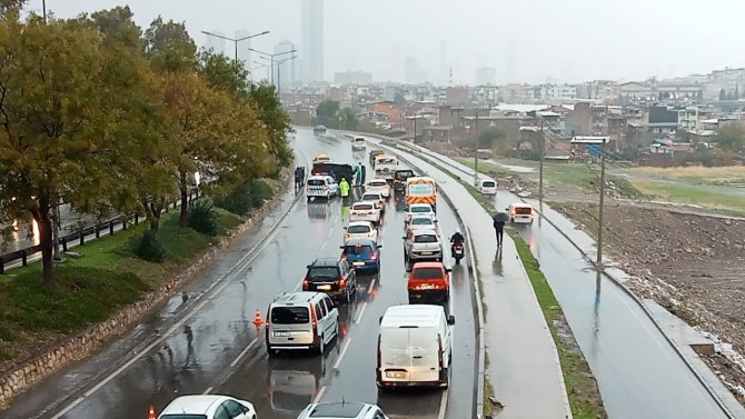 İ̇zmir’de Yolcu Minibüsü Devrildi