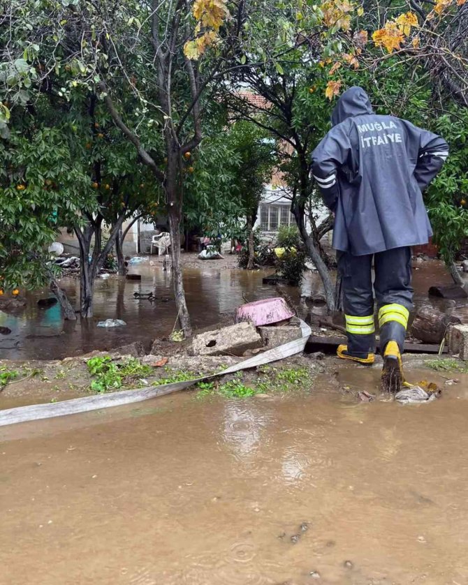 Büyükşehir Ekipleri Taşkınlara Müdahale Etti