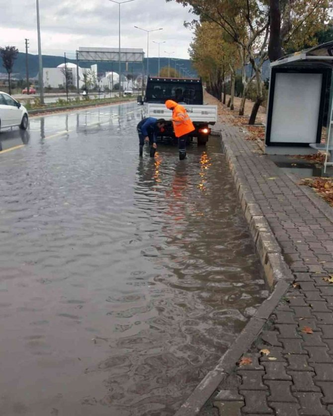 Büyükşehir Ekipleri Taşkınlara Müdahale Etti