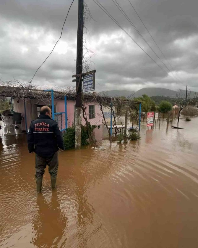 Büyükşehir Ekipleri Taşkınlara Müdahale Etti