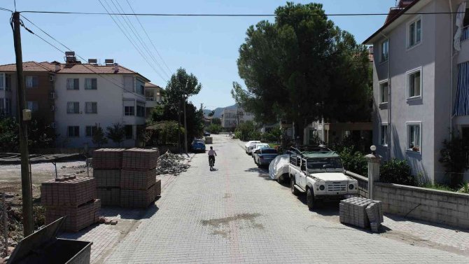 Ortaca’da Yollara Kilitli Parke Döşeniyor