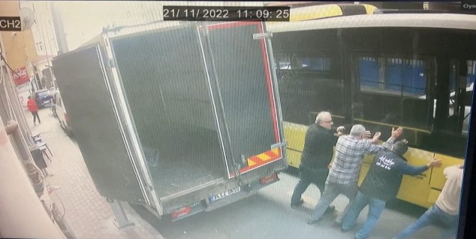 İ̇stanbul’da Akıl Almaz Kaza Kamerada: Sıkışan Şoförü 10 Tonluk Otobüsü İtip Kurtardılar