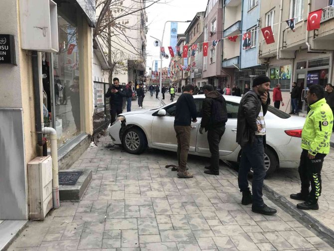 Fren Yerine Gaza Bastı, 2 Kişiyi Duvara Sıkıştırdı