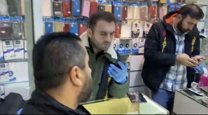 İ̇stanbul’da Suçluların Teknoloji Sığınağına Polis Baskını Kamerada: 212 Kayıtsız Telefon Bulundu