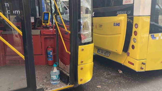 İ̇stanbul’da Akıl Almaz Kaza Kamerada: Sıkışan Şoförü 10 Tonluk Otobüsü İtip Kurtardılar