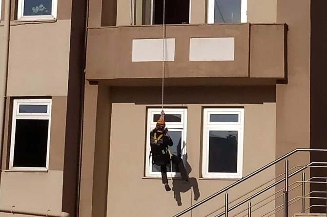 İ̇tfaiyeden Gerçeği Aratmayan Tatbikat: Öğrenciler Bu Şekilde Tahliye Edildi