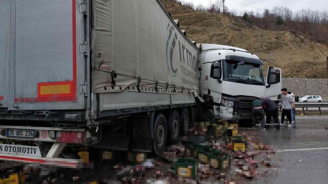Kazada Yola Saçılan Bira Şişeleri Karayolunu Araç Trafiğine Kapattı