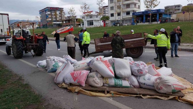 Traktör İle Tır Çarpıştı, Buğday Çuvalları Yola Saçıldı