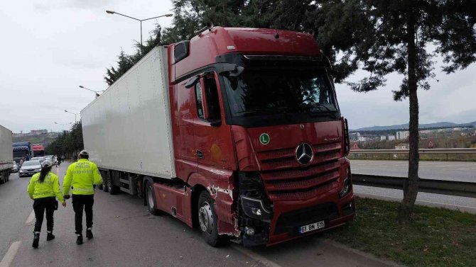 Traktör İle Tır Çarpıştı, Buğday Çuvalları Yola Saçıldı