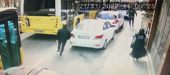 İ̇stanbul’da Akıl Almaz Kaza Kamerada: Sıkışan Şoförü 10 Tonluk Otobüsü İtip Kurtardılar