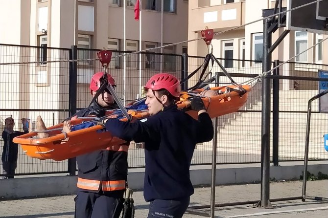 İ̇tfaiyeden Gerçeği Aratmayan Tatbikat: Öğrenciler Bu Şekilde Tahliye Edildi