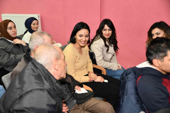 Gençler Ve Yaşlılar Birlikte Sosyalleşti
