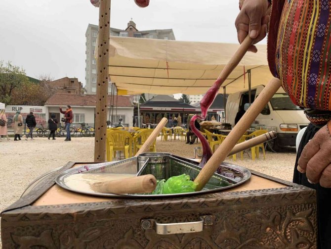 Yüzlerce Antikanın Arasında Tarihi Lezzet De İlgi Görüyor