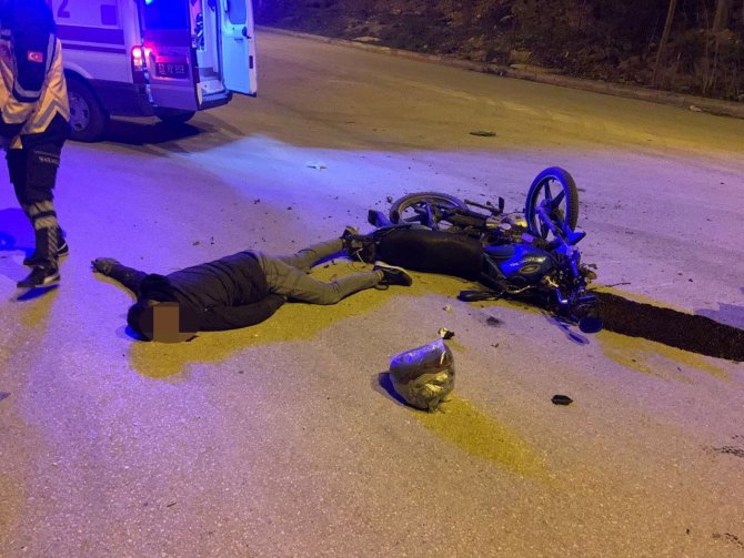 Hafif Ticari Araç İle Motosiklet Çarpıştı: 1 Ölü, 2 Yaralı