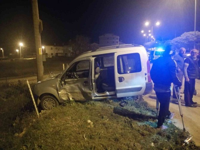 Hafif Ticari Araç İle Motosiklet Çarpıştı: 1 Ölü, 2 Yaralı