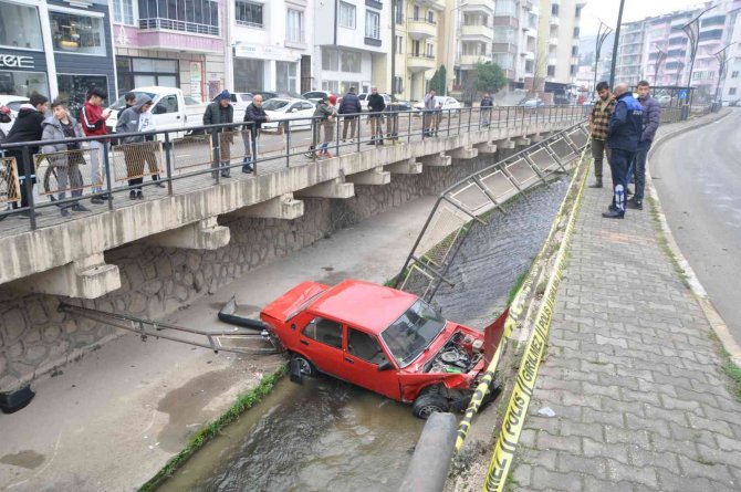 Otomobille Dereye Uçan Sürücü Burnu Bile Kanamadan Kurtuldu