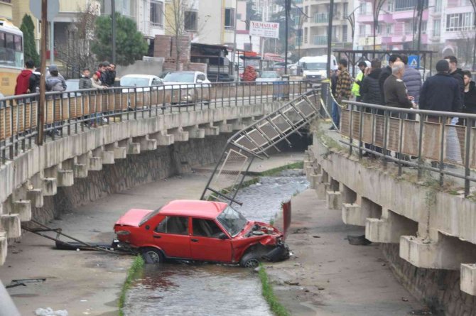 Otomobille Dereye Uçan Sürücü Burnu Bile Kanamadan Kurtuldu