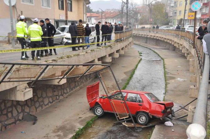 Otomobille Dereye Uçan Sürücü Burnu Bile Kanamadan Kurtuldu