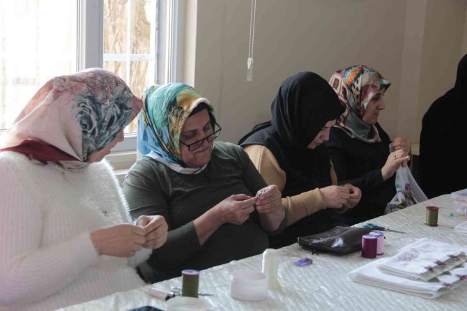 Kadınlar İlmek İlmek Ev Ekonomilerine Katkı Sağlıyor