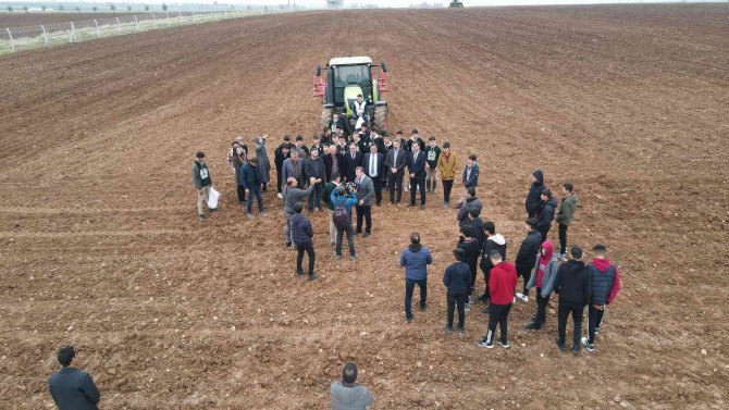 Tarım Lisesi Öğrencileri İlk Tohumları Toprağa Bıraktı