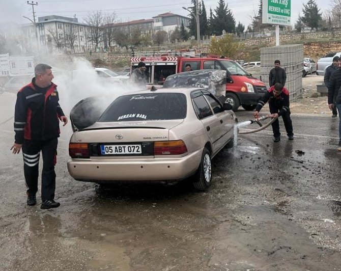Seyir Halindeki Otomobil Alev Aldı