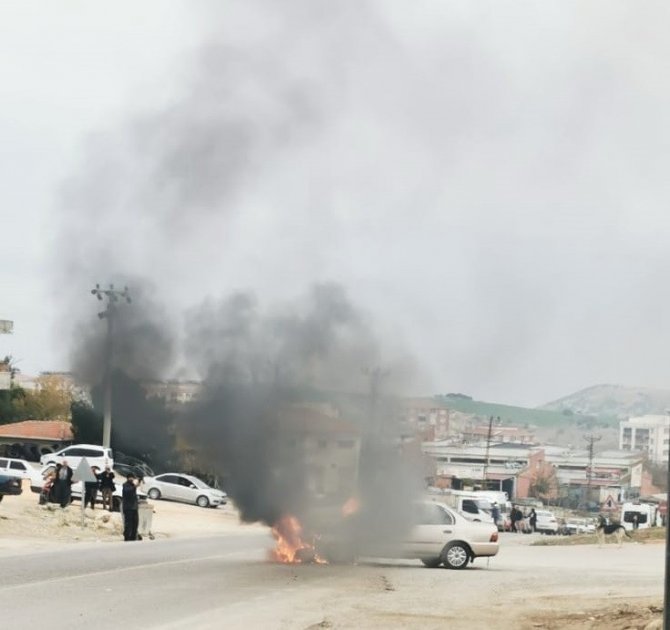 Seyir Halindeki Otomobil Alev Aldı
