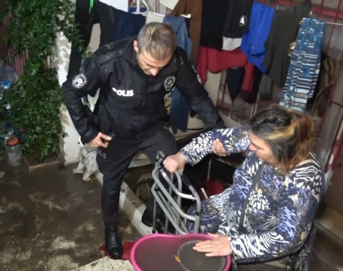 Şiddetli Yağmur Sebebiyle Su Basan Evde Mahsur Kalan Engelli Kadını Ve Yaşlı Anneyi Polis Kurtardı