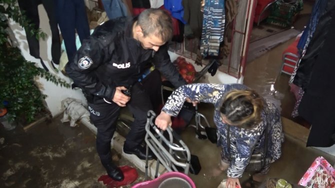 Şiddetli Yağmur Sebebiyle Su Basan Evde Mahsur Kalan Engelli Kadını Ve Yaşlı Anneyi Polis Kurtardı