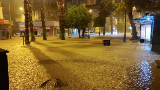 Kumluca’da Sel: Evleri Su Bastı, Araçlar Zarar Gördü