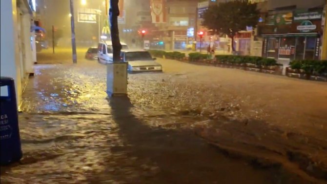 Kumluca’da Sel: Evleri Su Bastı, Araçlar Zarar Gördü