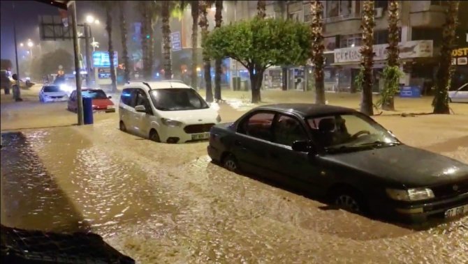 Kumluca’da Sel: Evleri Su Bastı, Araçlar Zarar Gördü