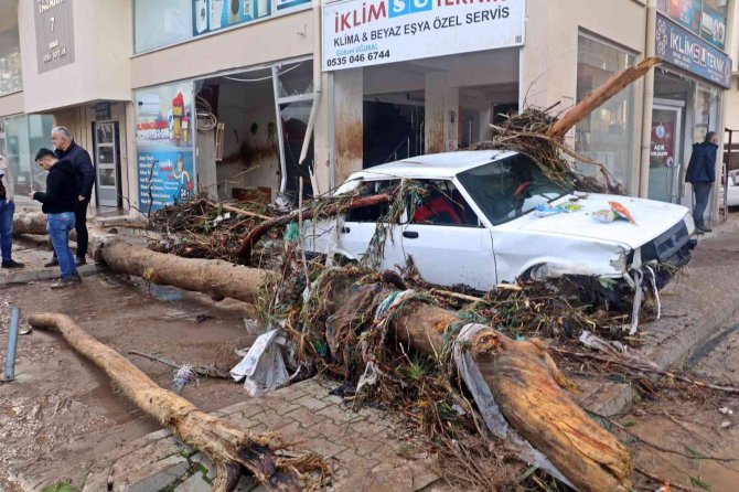 Kumluca’da Sel Esnafı Vurdu, Görüntüler Savaş Alanlarını Aratmadı