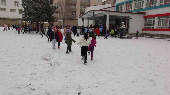 Ardahan’da Kar Yağışı Başladı, Çocuklar Kartopu Oynayarak Karın Tadını Çıkardı
