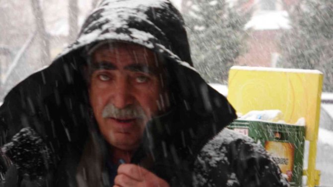 Ardahan’da Kar Yağışı Başladı, Çocuklar Kartopu Oynayarak Karın Tadını Çıkardı