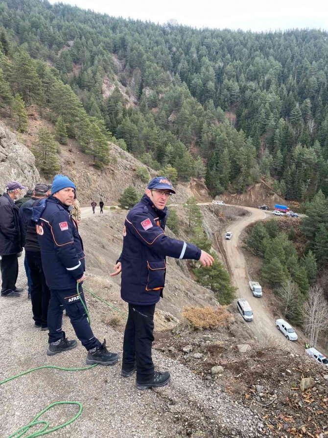 Uçuruma Yuvarlanan Aracın Sürücüsü İçin Arama Kurtarma Çalışması Başlatıldı